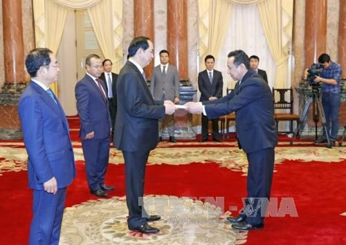 蒙古驻越南大使维捷斯拉夫·格雷普尔向越南国家主席陈大光递交国书。（图片来源：越通社）