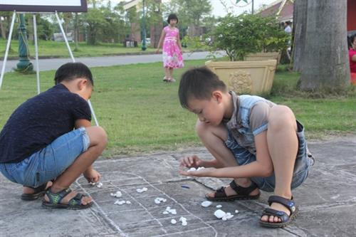 孩子们参加民间游戏。（图片来源：互联网）