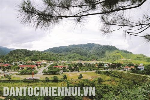 重新建县15年后的西江山镇一角。记者 南霜 摄 重新建县15年后的西江山镇一角。记者 南霜 摄