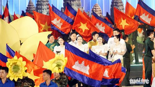 晚会上的文艺表演活动。(图片来源:tuoitre.vn) 晚会上的文艺表演活动。(图片来源:tuoitre.vn)