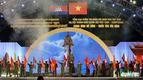 晚会上的文艺表演活动。(图片来源:tuoitre.vn) 晚会上的文艺表演活动。(图片来源:tuoitre.vn)