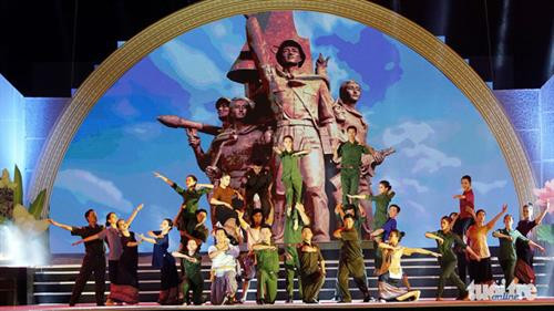 晚会上的文艺表演活动。(图片来源:tuoitre.vn) 晚会上的文艺表演活动。(图片来源:tuoitre.vn)