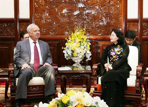 越南国家副主席邓氏玉盛(右)与俄罗斯驻越南大使康斯坦丁·弗努科夫。(图片来源:越通社) 越南国家副主席邓氏玉盛(右)与俄罗斯驻越南大使康斯坦丁·弗努科夫。(图片来源:越通社)