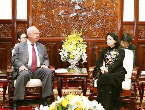 越南国家副主席邓氏玉盛(右)与俄罗斯驻越南大使康斯坦丁·弗努科夫。(图片来源:越通社) 越南国家副主席邓氏玉盛(右)与俄罗斯驻越南大使康斯坦丁·弗努科夫。(图片来源:越通社)