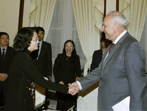 越南国家副主席邓氏玉盛(左)与俄罗斯驻越南大使康斯坦丁·弗努科夫。(图片来源:越通社) 越南国家副主席邓氏玉盛(左)与俄罗斯驻越南大使康斯坦丁·弗努科夫。(图片来源:越通社)