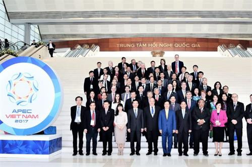 资料图：出席2017年APEC会议的代表合影留念。（图片来源：因特网）