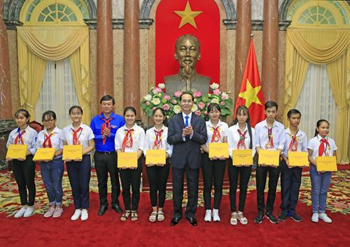 陈大光向优秀少年儿童们赠送礼物。 越通社记者 颜创 摄 陈大光向优秀少年儿童们赠送礼物。 越通社记者 颜创 摄
