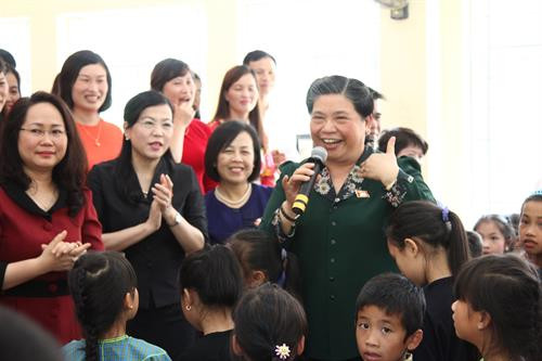 越南国会常务副主席丛氏放和谅山省学生。(图片来源:越通社) 越南国会常务副主席丛氏放和谅山省学生。(图片来源:越通社)