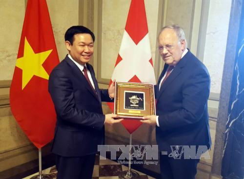 王廷惠与瑞士经济、教育与科研部长Johann Schneider-Ammann。（图片来源：越通社）