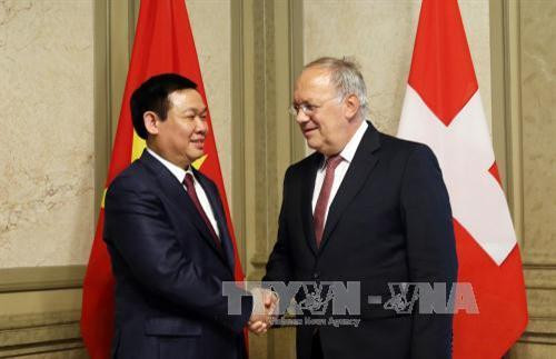王廷惠与瑞士经济、教育与科研部长Johann Schneider-Ammann。（图片来源：越通社）
