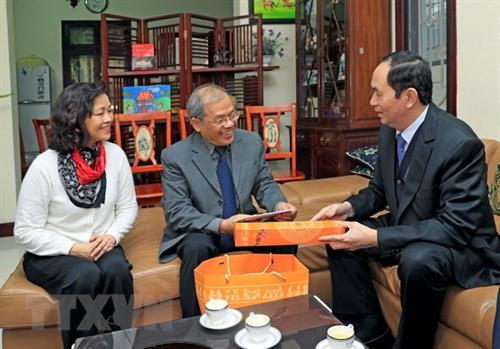 陈大光给阮科山教授拜年。（图片来源：越通社）