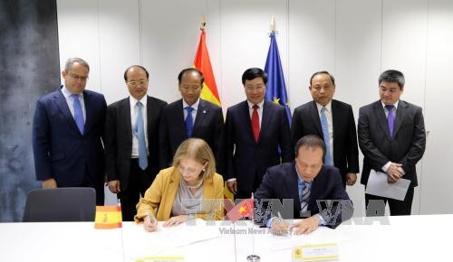 两位部长出席《越南外交部与葡萄牙外交部关于建立政治磋商机制的协议》签字仪式。 两位部长出席《越南外交部与葡萄牙外交部关于建立政治磋商机制的协议》签字仪式。