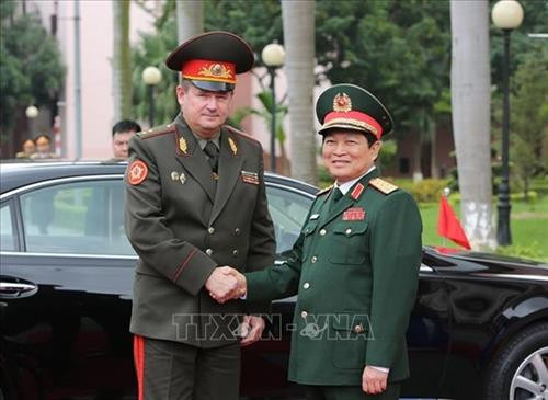 越南国防部部长吴春历与白俄罗斯国防部长拉夫科夫中将。图自越通社