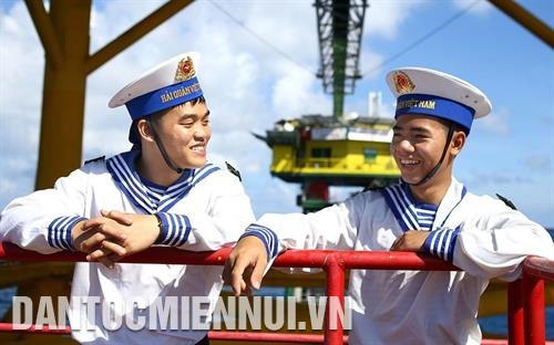 海上高脚屋战士的笑容。图:越通社记者明决摄 海上高脚屋战士的笑容。图:越通社记者明决摄