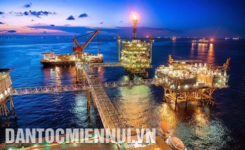 白虎油田之夜晚。图:越苏石油联营公司陈明山摄 白虎油田之夜晚。图:越苏石油联营公司陈明山摄