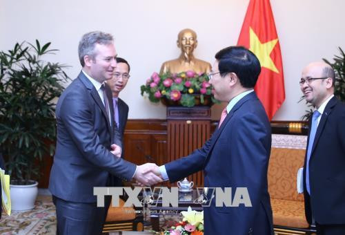 政府副总理兼外交部长范平明会见欧洲事务及外交部长国务秘书勒莫瓦纳。（图片来源：越通社）