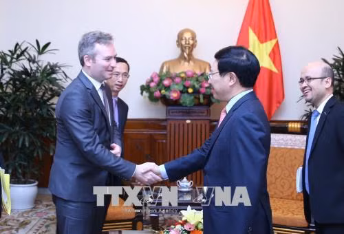 政府副总理兼外交部长范平明会见欧洲事务及外交部长国务秘书勒莫瓦纳。(图片来源:越通社) 政府副总理兼外交部长范平明会见欧洲事务及外交部长国务秘书勒莫瓦纳。(图片来源:越通社)