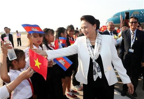 越南国会主席阮氏金银抵达暹粒 开始出席APPF- 27之行。图自越通社