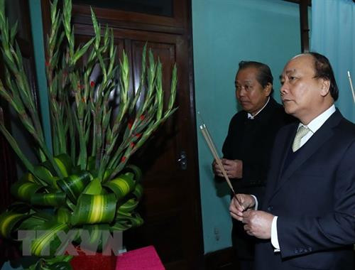 政府总理阮春福今年2月上香缅怀胡志明主席。图自越通社