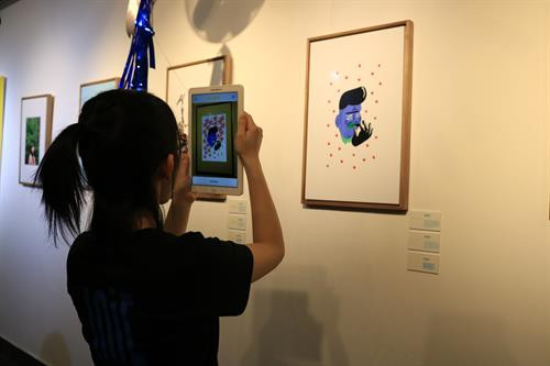 观众参观增强现实技术应用展。(图片来源:因特网) 观众参观增强现实技术应用展。(图片来源:因特网)