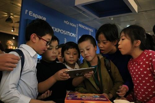 观众参观增强现实技术应用展。(图片来源:因特网) 观众参观增强现实技术应用展。(图片来源:因特网)