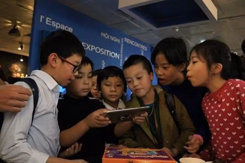 观众参观增强现实技术应用展。（图片来源：因特网）