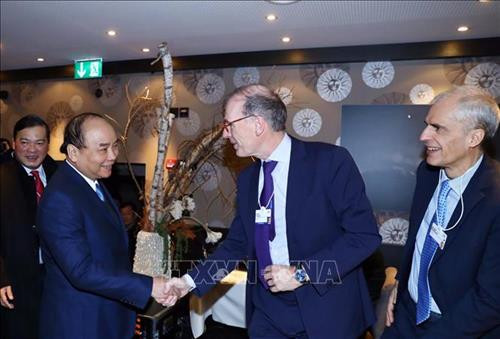 南政府总理阮春福会见了信息技术领域的大型集团领导。图自越通社