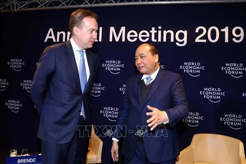越南政府总理阮春福与世界经济论坛主席进行对话。图自越通社