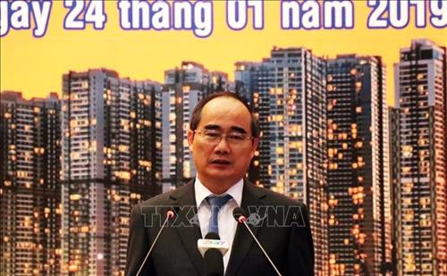胡志明市市委书记阮善仁在见面会上发表讲话。图自越通社