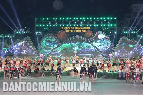 许多精彩文艺节目在2019年第七次邦美蜀咖啡节开幕式演出。记者 俊英 摄 许多精彩文艺节目在2019年第七次邦美蜀咖啡节开幕式演出。记者 俊英 摄