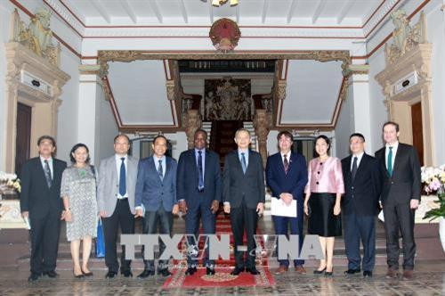 与会代表合影。（图片来源：越通社）