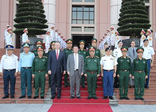 双方代表合影。图自《人民军报》