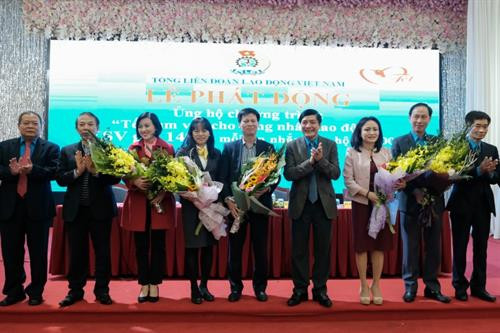 越南劳动总联合会向各位赞助商赠送鲜花。（图片来源：http://laodongthudo.vn）