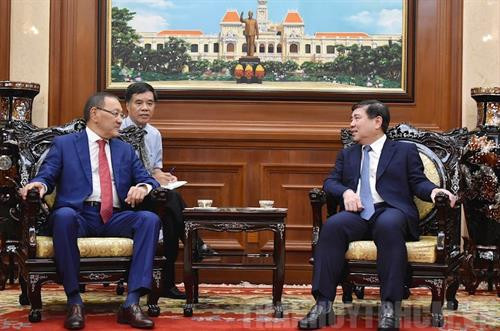 胡志明市人民委员会主席阮成峰会见哈萨克斯坦新任驻越南大使Yerlan Baizhanov。图自互联网 胡志明市人民委员会主席阮成峰会见哈萨克斯坦新任驻越南大使Yerlan Baizhanov。图自互联网