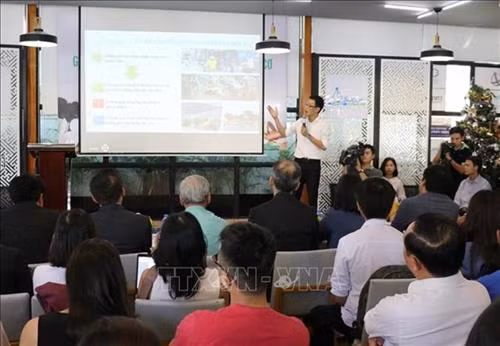 胡志明市科技厅下属的西贡创业创新中心与日本米莱集团合作项目管理代表介绍新技术。图自越通社