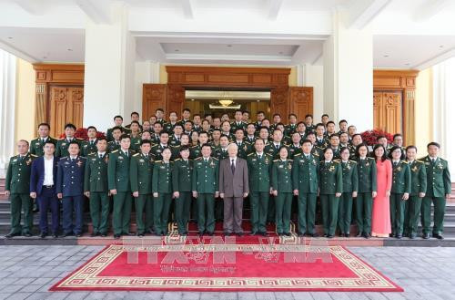 越共中央总书记阮富仲与越南军队优秀青年代表合影。（图片来源：越通社）