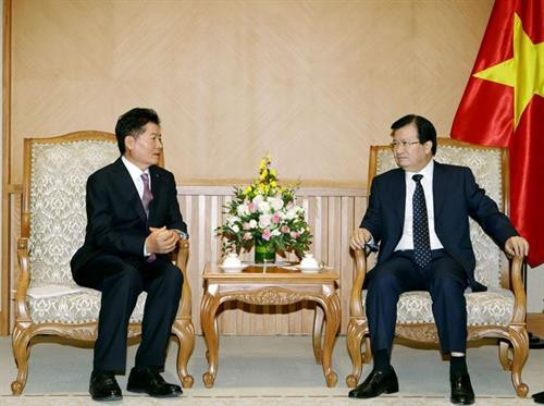 越南政府副总理郑廷勇会见韩国国家农业合作联盟主席金炳。（图片来源：越通社）