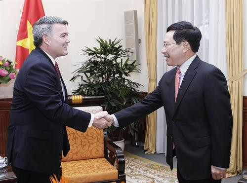 越南政府副总理范平明与美参议院外委会东亚和太平洋事务及国际网络安全政策小组委员会主席考瑞·加德纳。越通社记者 林庆 摄