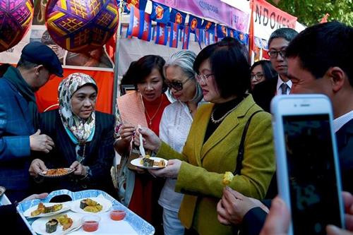 与会代表参观各美食展位。图自越通社 与会代表参观各美食展位。图自越通社