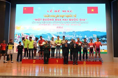 组委会为在各项目比赛中取得优异成绩的运动员颁发一等奖12个,二等奖12个,三等奖12个。图自越通社 组委会为在各项目比赛中取得优异成绩的运动员颁发一等奖12个,二等奖12个,三等奖12个。图自越通社