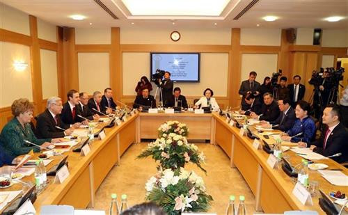越南国会主席主席阮氏金银会见俄罗斯鞑靼斯坦共和国国务委员会主席。图自越通社