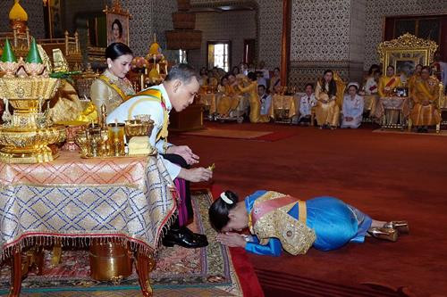 泰国国王玛哈·哇集拉隆功-拉玛十世向帕差拉吉帝雅帕公主赐予新封号。图自越通社 泰国国王玛哈·哇集拉隆功-拉玛十世向帕差拉吉帝雅帕公主赐予新封号。图自越通社