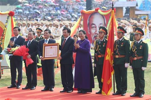 越共中央政治局委员、国会常务副主席丛氏放向奠边省领导授予一等独立勋章 。图自越通社 越共中央政治局委员、国会常务副主席丛氏放向奠边省领导授予一等独立勋章 。图自越通社