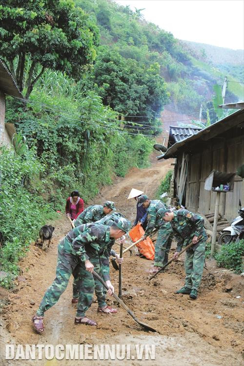山罗边防哨所部队帮助修理公路，让居民出行更加便利。