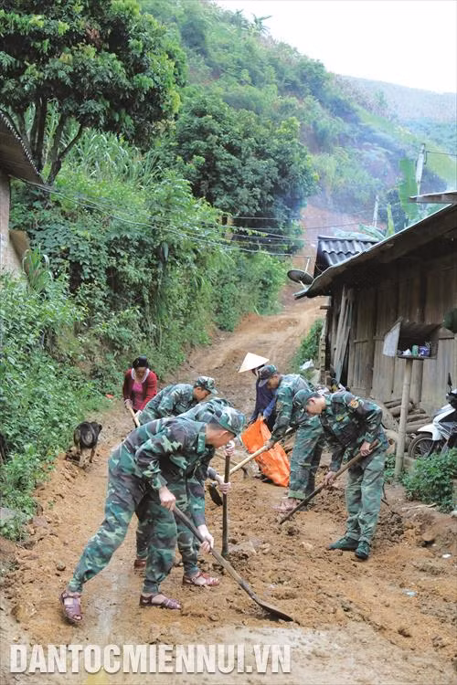 山罗边防哨所部队帮助修理公路，让居民出行更加便利。