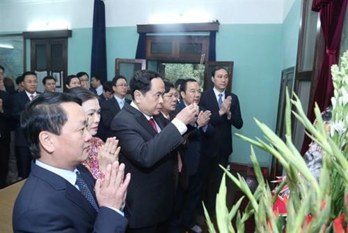 祖国阵线中央委员会主席陈青敏前往设在胡志明主席遗迹区的67号故居上香缅怀胡志明主席。图自http://laodongthudo.vn 祖国阵线中央委员会主席陈青敏前往设在胡志明主席遗迹区的67号故居上香缅怀胡志明主席。图自http://laodongthudo.vn