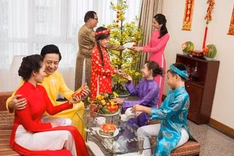 派压岁钱是越南人过年的传统美俗。图自互联网 派压岁钱是越南人过年的传统美俗。图自互联网