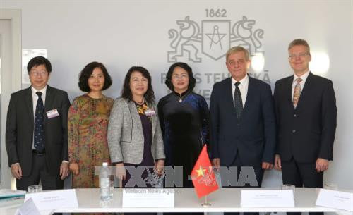 国家副主席邓氏玉盛探访里加工业大学。（图片来源：越通社）