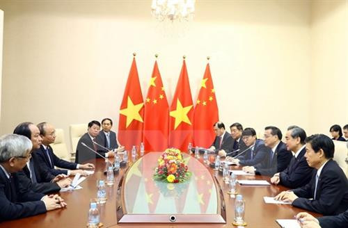 越南政府总理阮春福与中国国务院总理李克强举行会谈。（图片来源：越通社）