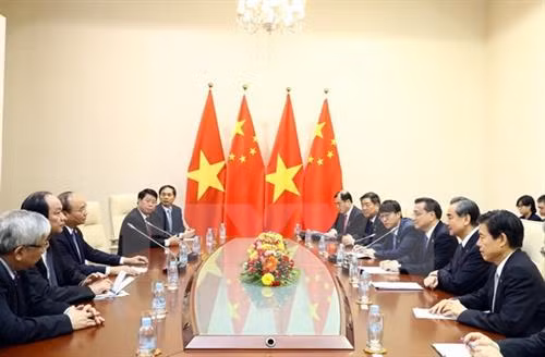 越南政府总理阮春福与中国国务院总理李克强举行会谈。(图片来源:越通社) 越南政府总理阮春福与中国国务院总理李克强举行会谈。(图片来源:越通社)